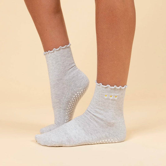 Maison Joie Daisy Ruffle Grip Socks – Grey
