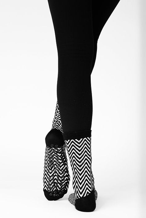 Zig Zag Grip Socks – Black & White