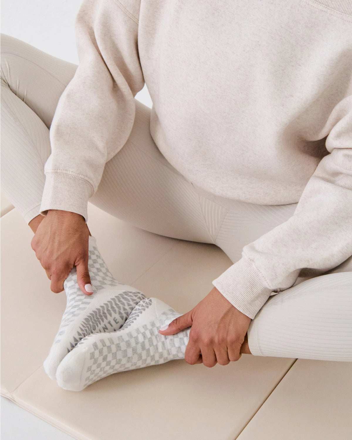 Women's Annie Ankle Grip Sock - White Checkered