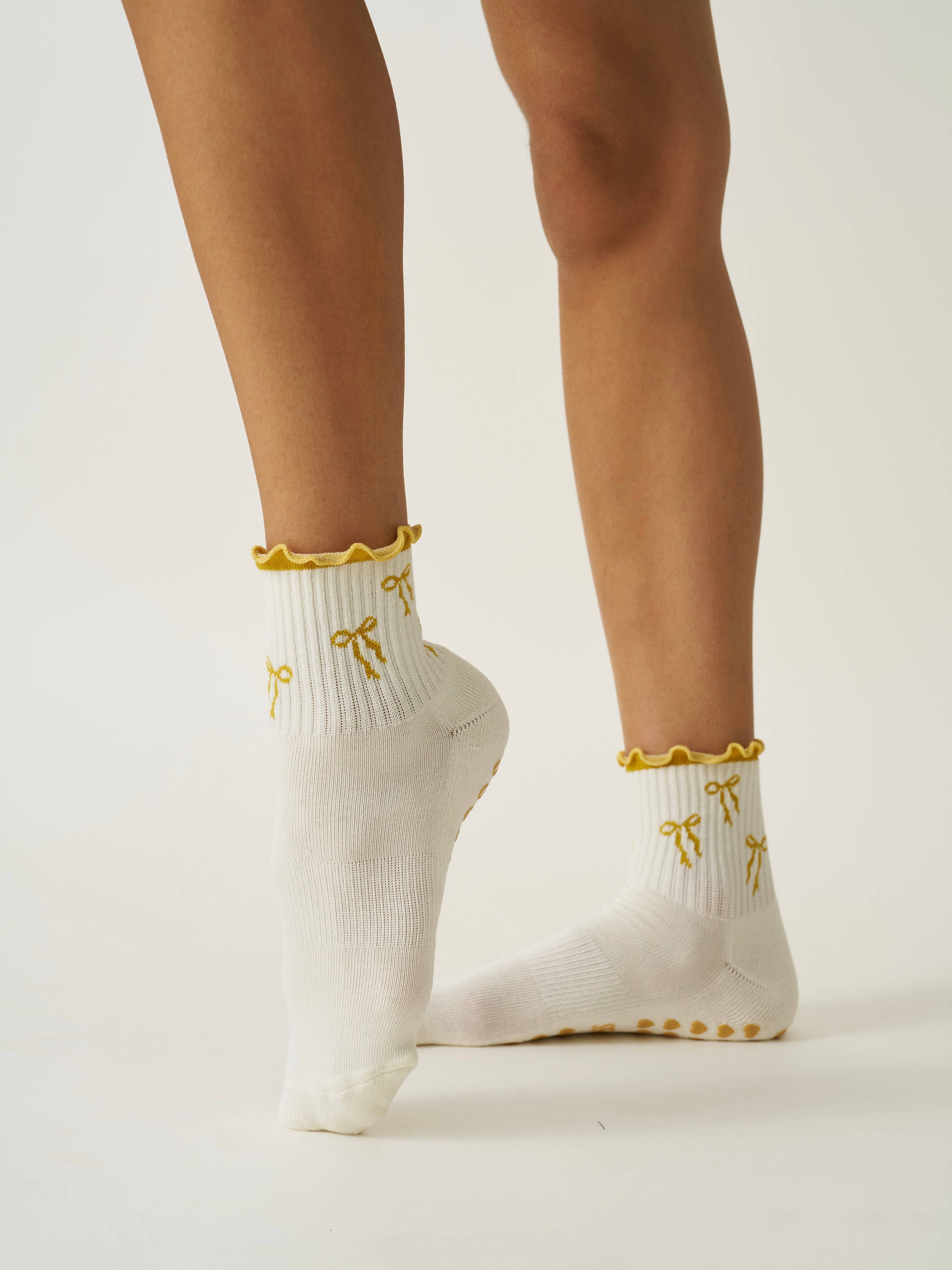 🎀 Bow Ruffle Grip Sock – Gold