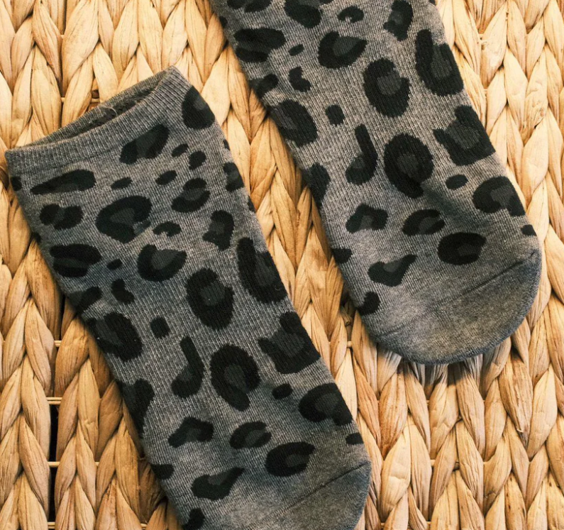 🐆 Grey Cheetah Grip Socks