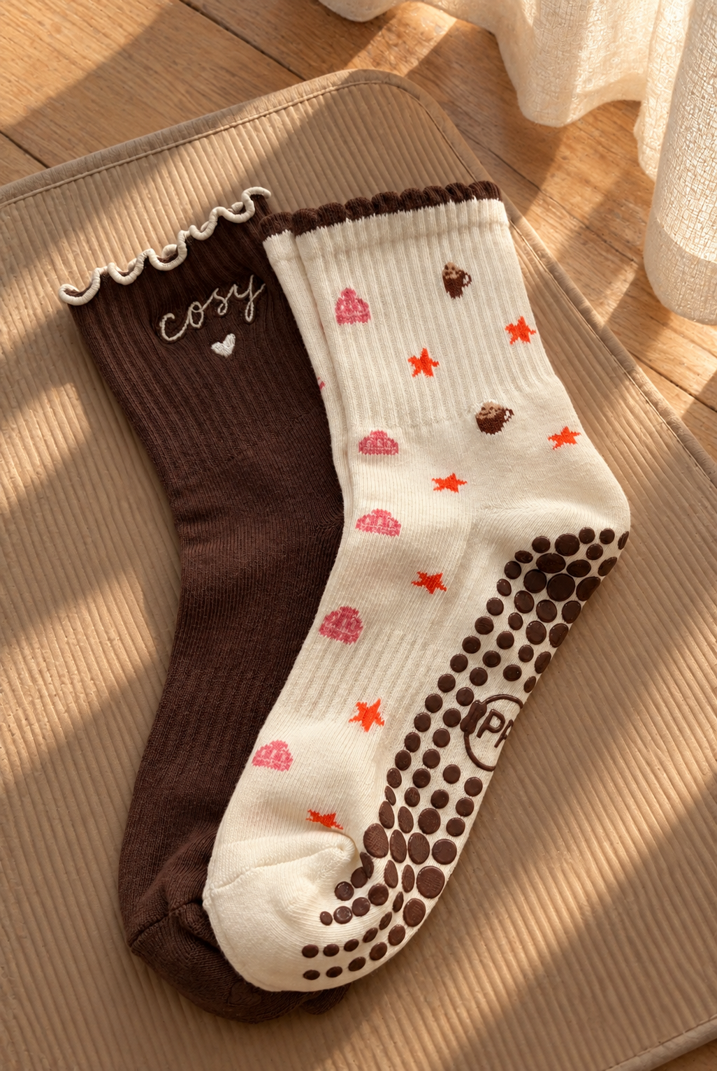 Pilates People Autumn Days cream grip socks with autumn motifs and brown scalloped cuff — view 6