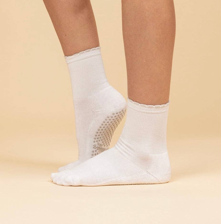 Maison Joie Muse white short-crew grip socks with grey scalloped cuff and grey grips