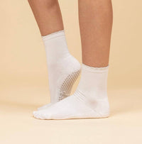 Maison Joie Muse white short-crew grip socks with grey scalloped cuff and grey grips